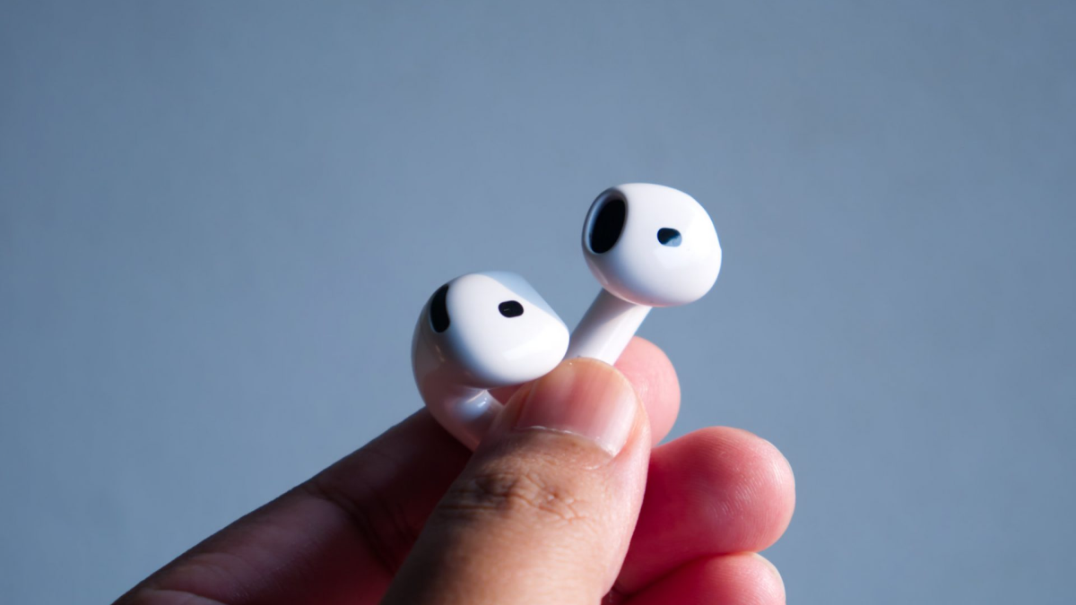 Настоящие Apple AirPods 5: оба наушника крупным планом
